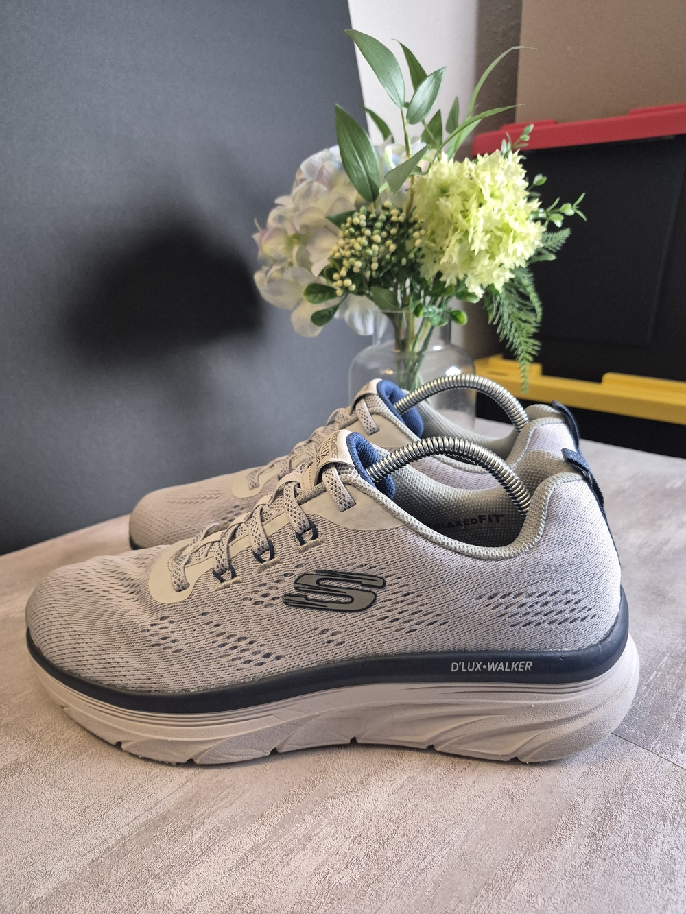 Skechers D'LUX Walker Womens Light Gray Comfort Walking Shoes! size 11